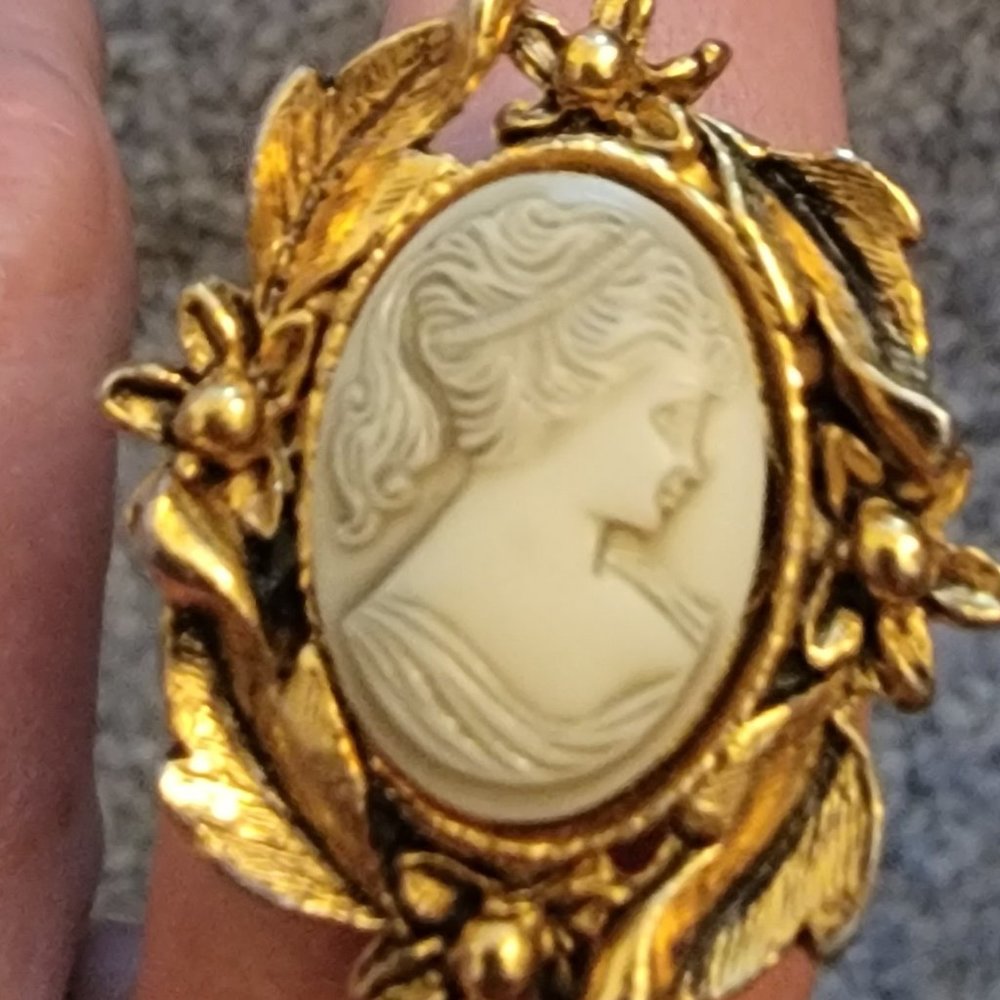 Beautiful Vintage Carved Ivory Ring With Intricate Detailed Gold Setting & Band